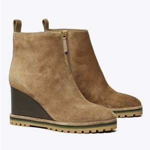 Tory Burch Logo 85 mm Lug Sole Wedge Boot in River Rock Tan Suede Women’s Size 8